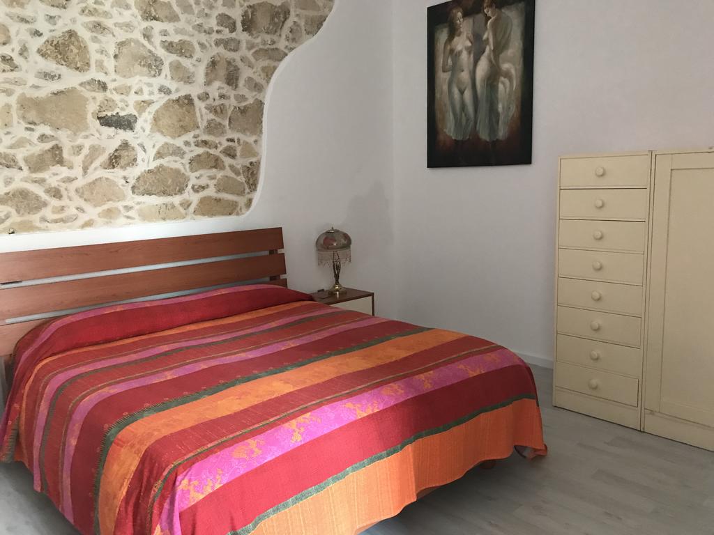 B&B Tredomus - Tresnuraghes - Via Roma 9, 09079 Tresnuraghes, Italia