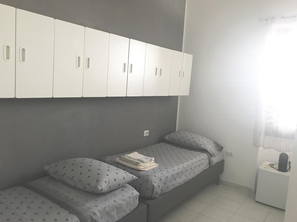 Bedroom low cost di Elisa - Quartucciu - Via tunisi 35, 09044 Quartucciu, Italia