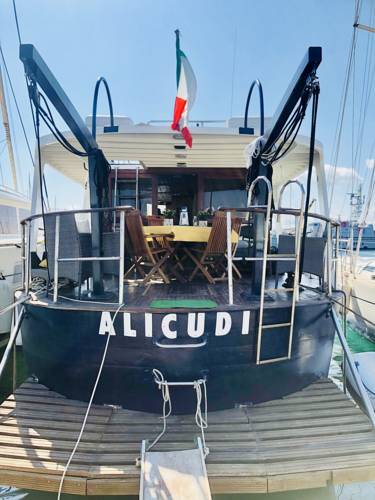 Boat & Breakfast Alicudi - Alghero - Banchina Giuseppe Pezzi Molo sotto flutto, 07041 Alghero, Italia