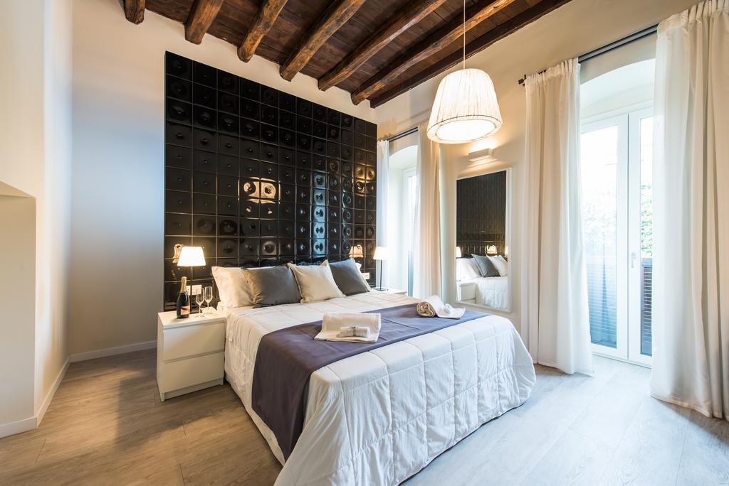 LuxurYenne B&B - Cagliari - Piazza Yenne 24, 09124 Cagliari, Italia